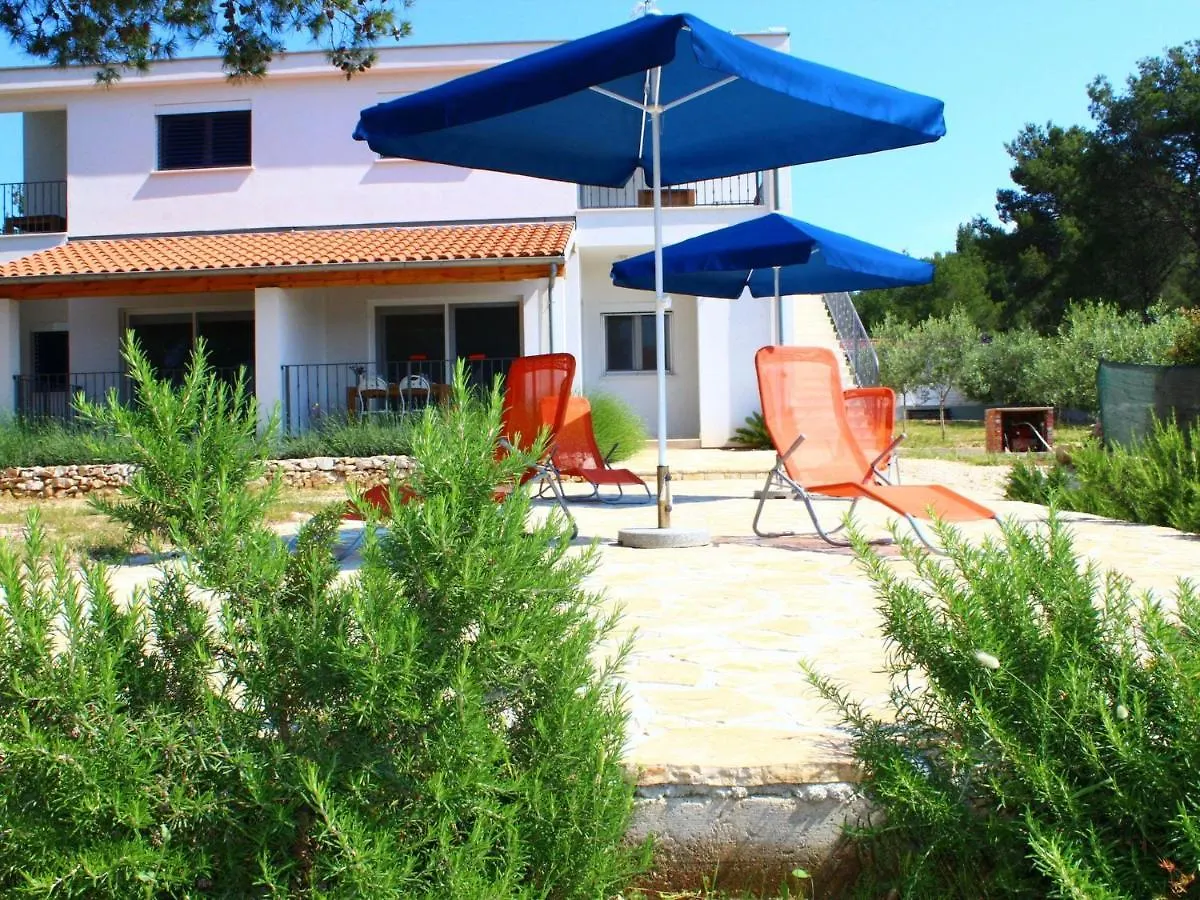 Comfortable Apartment With Roofed Terrace Veli Rat