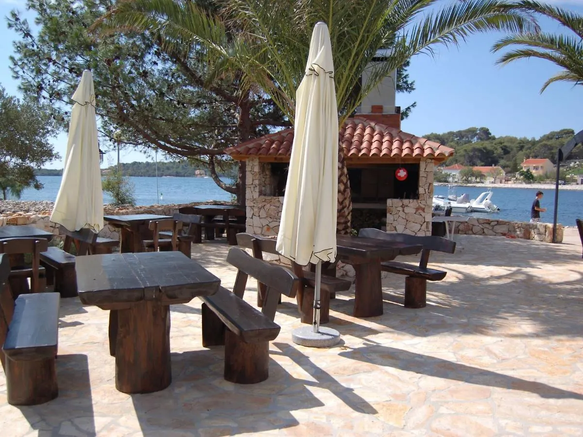 Comfortable Apartment With Roofed Terrace Veli Rat