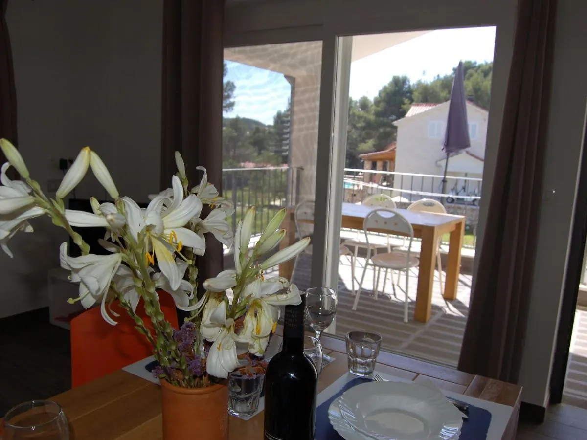 Comfortable Apartment With Roofed Terrace Veli Rat